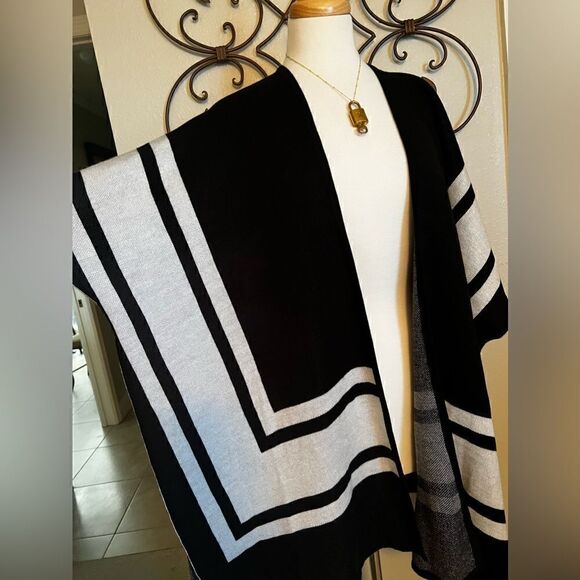 NWT Loft Black & White Cape Sweater size XS/S - Picture 4 of 8
